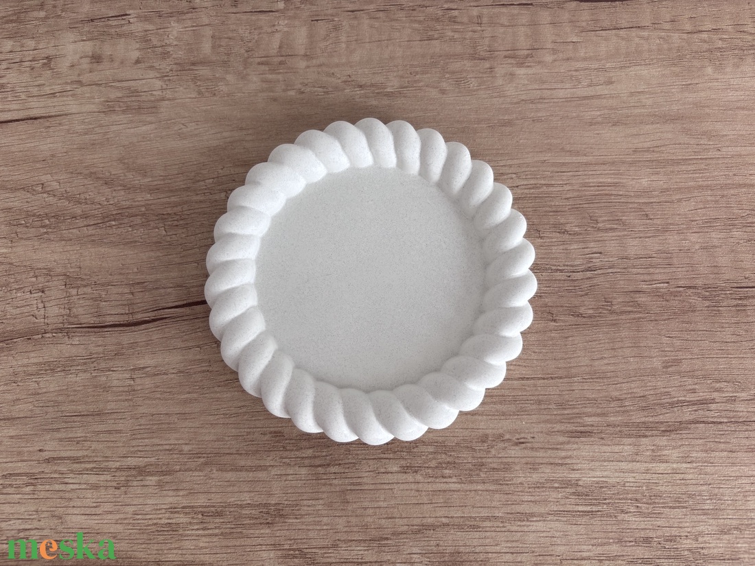 Twist beton gyűrűtartó � Fehér - ékszer - ékszertartó - ékszertartó tál - Meska.hu