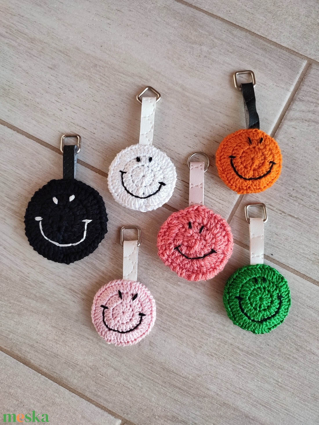 Smile horgolt kulcstartó - otthon & életmód - dekoráció - asztal és polc dekoráció - horgolt & csipketerítő - Meska.hu