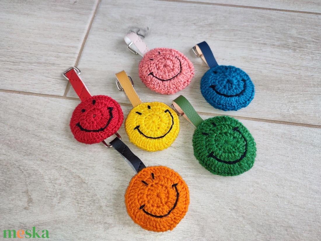 Smile horgolt kulcstartó - otthon & életmód - dekoráció - asztal és polc dekoráció - horgolt & csipketerítő - Meska.hu