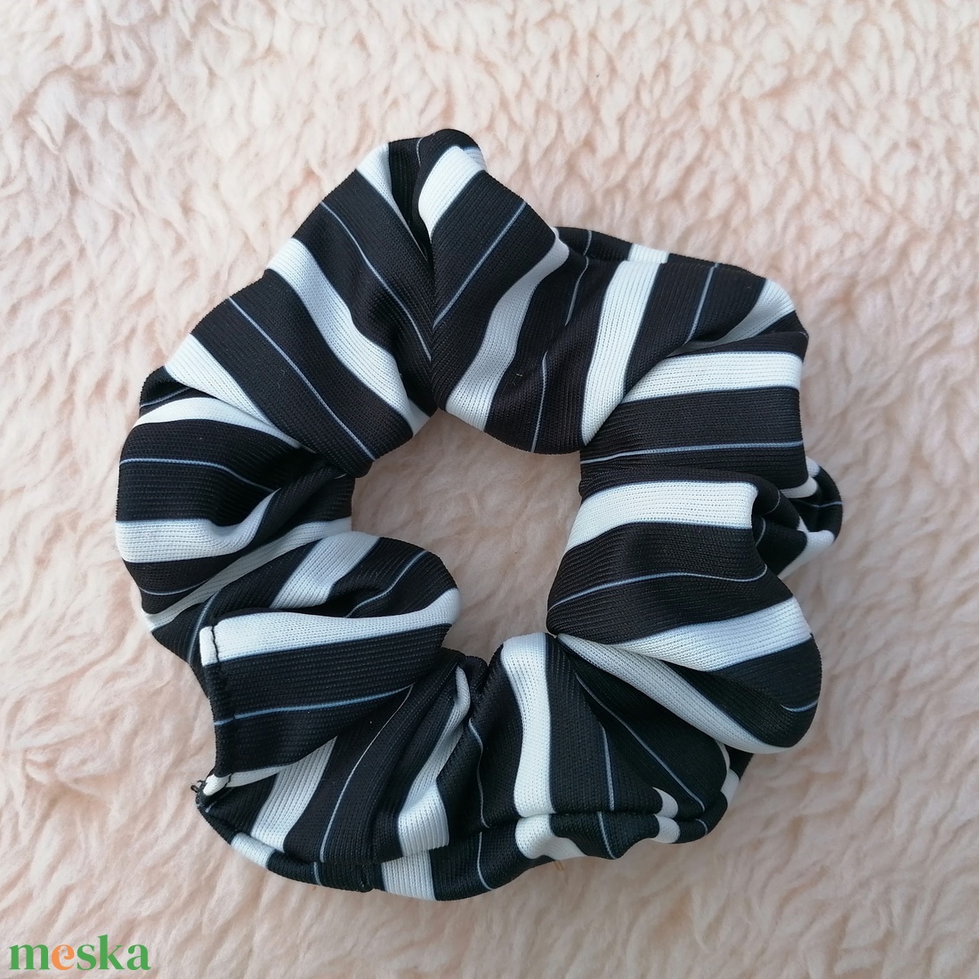 Fekete - fehér csíkos scrunchie - ruha & divat - hajdísz & hajcsat - hajgumi - Meska.hu Fekete - fehér csíkos scrunchie - ruha & divat - hajdísz & hajcsat - hajgumi - Meska.hu