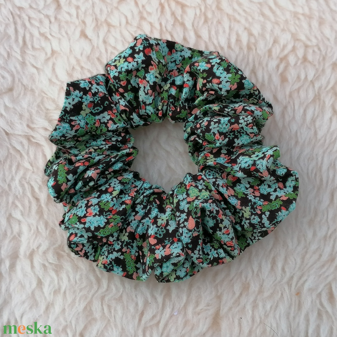 Virágmintás scrunchie - ruha & divat - hajdísz & hajcsat - hajgumi - Meska.hu Virágmintás scrunchie - ruha & divat - hajdísz & hajcsat - hajgumi - Meska.hu