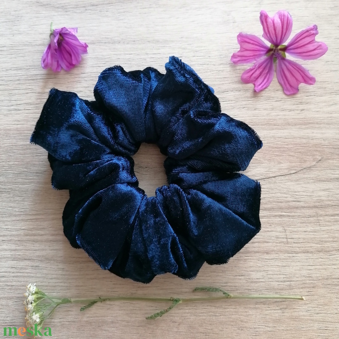 Bársony scrunchie - textil hajgumi - ruha & divat - hajdísz & hajcsat - hajgumi - Meska.hu Bársony scrunchie - textil hajgumi - ruha & divat - hajdísz & hajcsat - hajgumi - Meska.hu