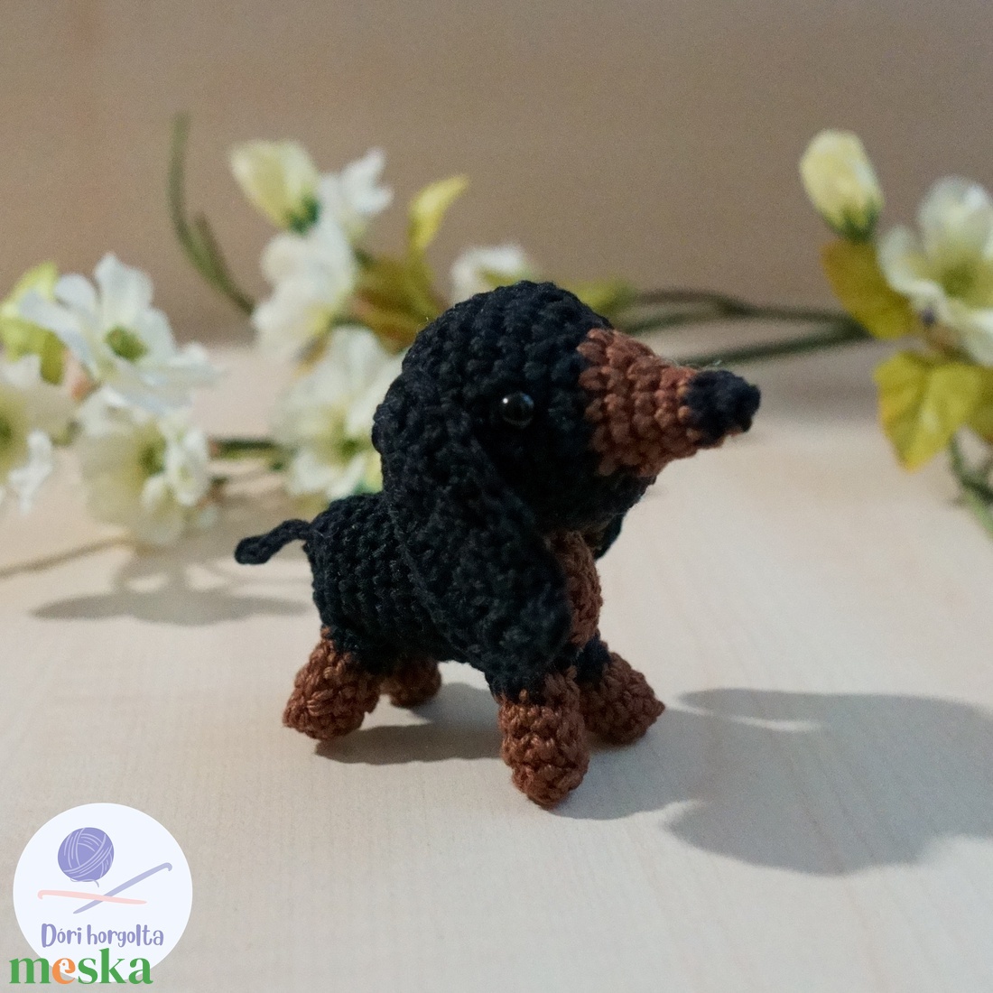 Horgolt mini tacskó kulcstartó - játék & sport - plüssállat & játékfigura - kutya - Meska.hu