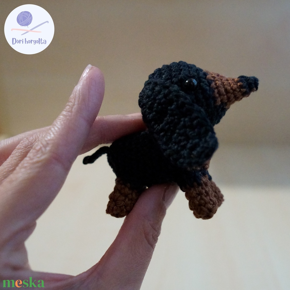 Horgolt mini tacskó kulcstartó - játék & sport - plüssállat & játékfigura - kutya - Meska.hu