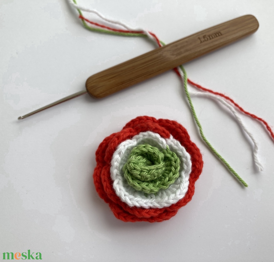 Horgolt kokárda, rózsa alakú - ékszer - kitűző és bross - Meska.hu