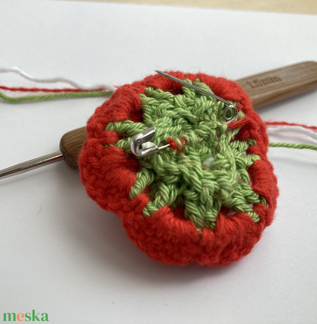 Horgolt kokárda, rózsa alakú - ékszer - kitűző és bross - Meska.hu