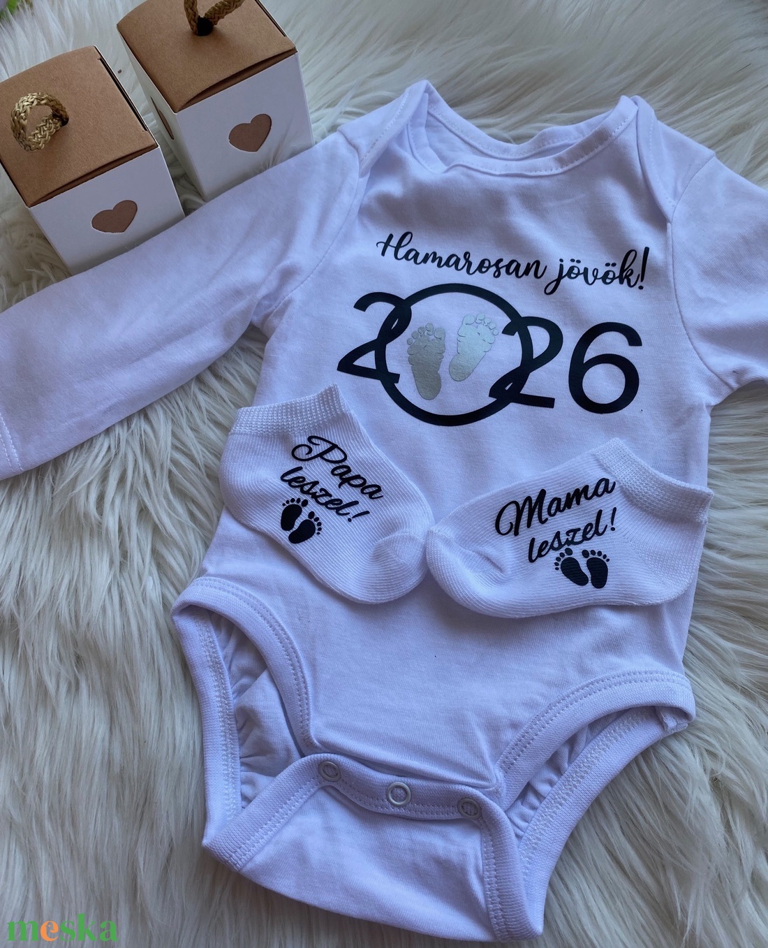 Bababejelentő body és kis zoknik - baba - mama - babaruházat - baba body - Meska.hu