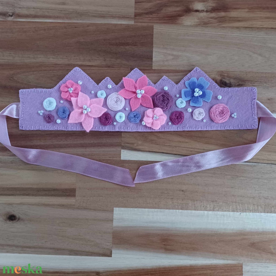 Hímzett korona filc virágokkal - ruha & divat - hajdísz & hajcsat - hajdísz - Meska.hu