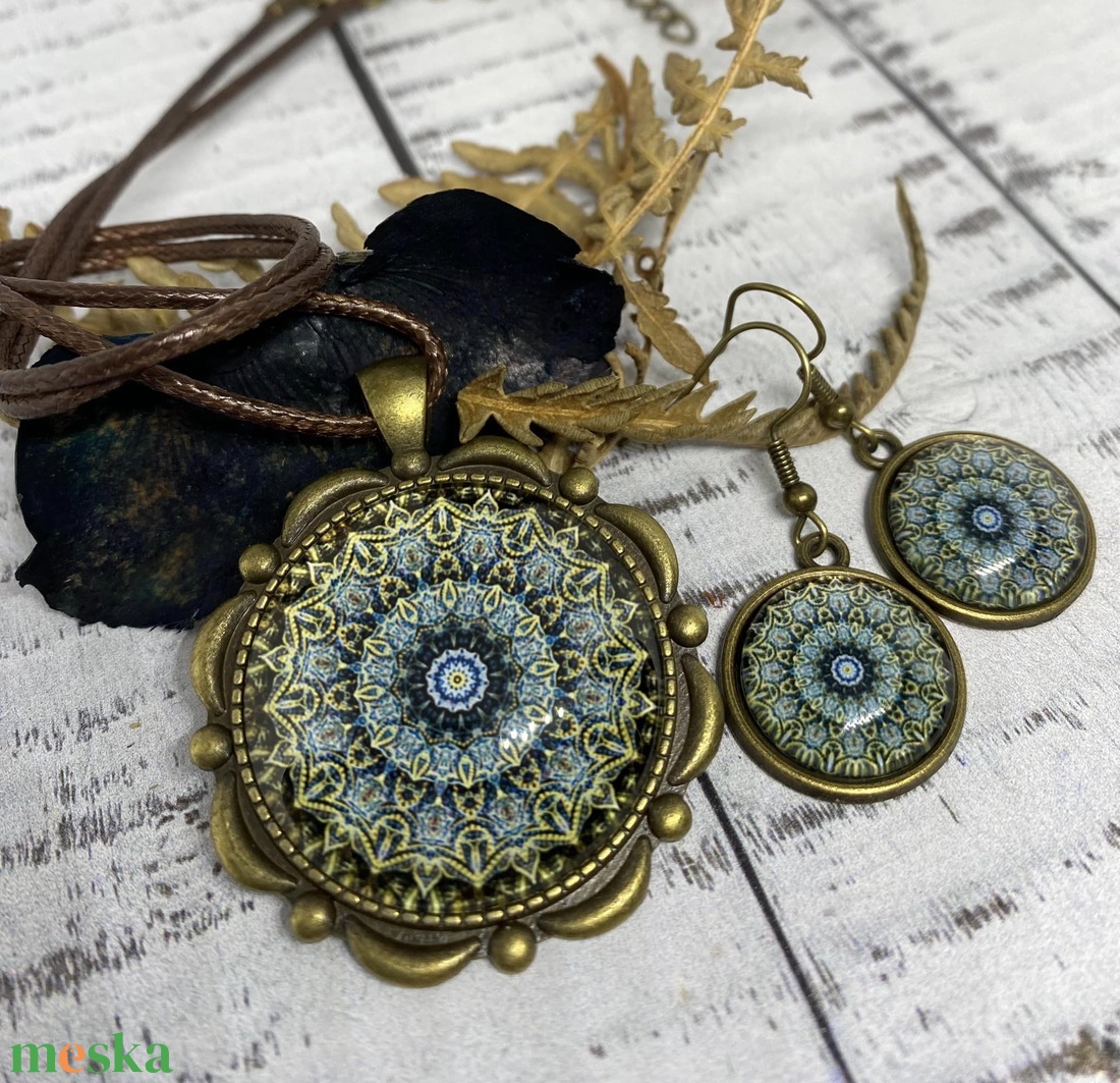 Mandala mintás nyaklánc és fülbevaló (üveglencse) - ékszer - ékszerszett - Meska.hu Mandala mintás nyaklánc és fülbevaló (üveglencse) - ékszer - ékszerszett - Meska.hu