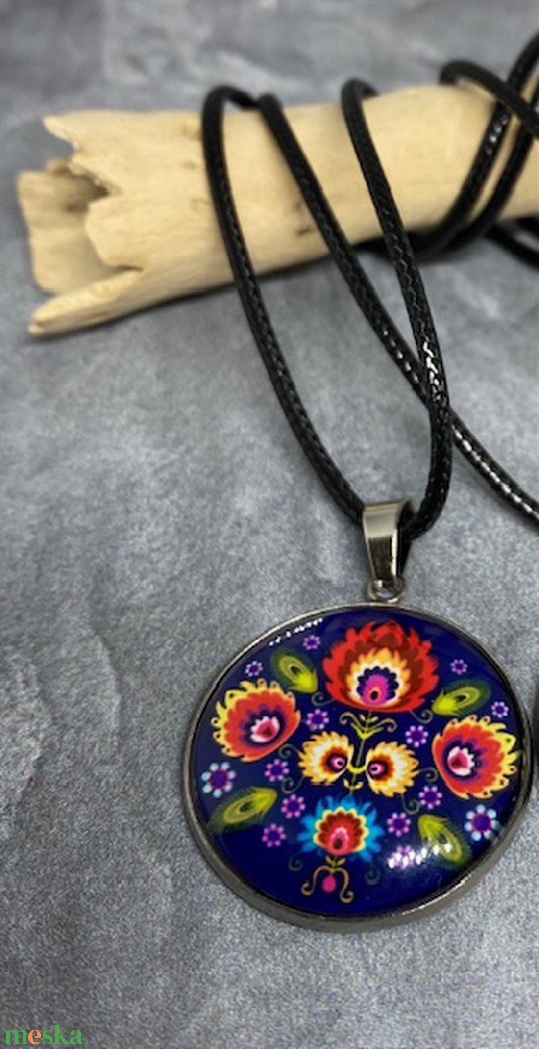 Népi motívummal díszített üveglencsés nyaklánc - ékszer - nyaklánc - medálos nyaklánc - Meska.hu