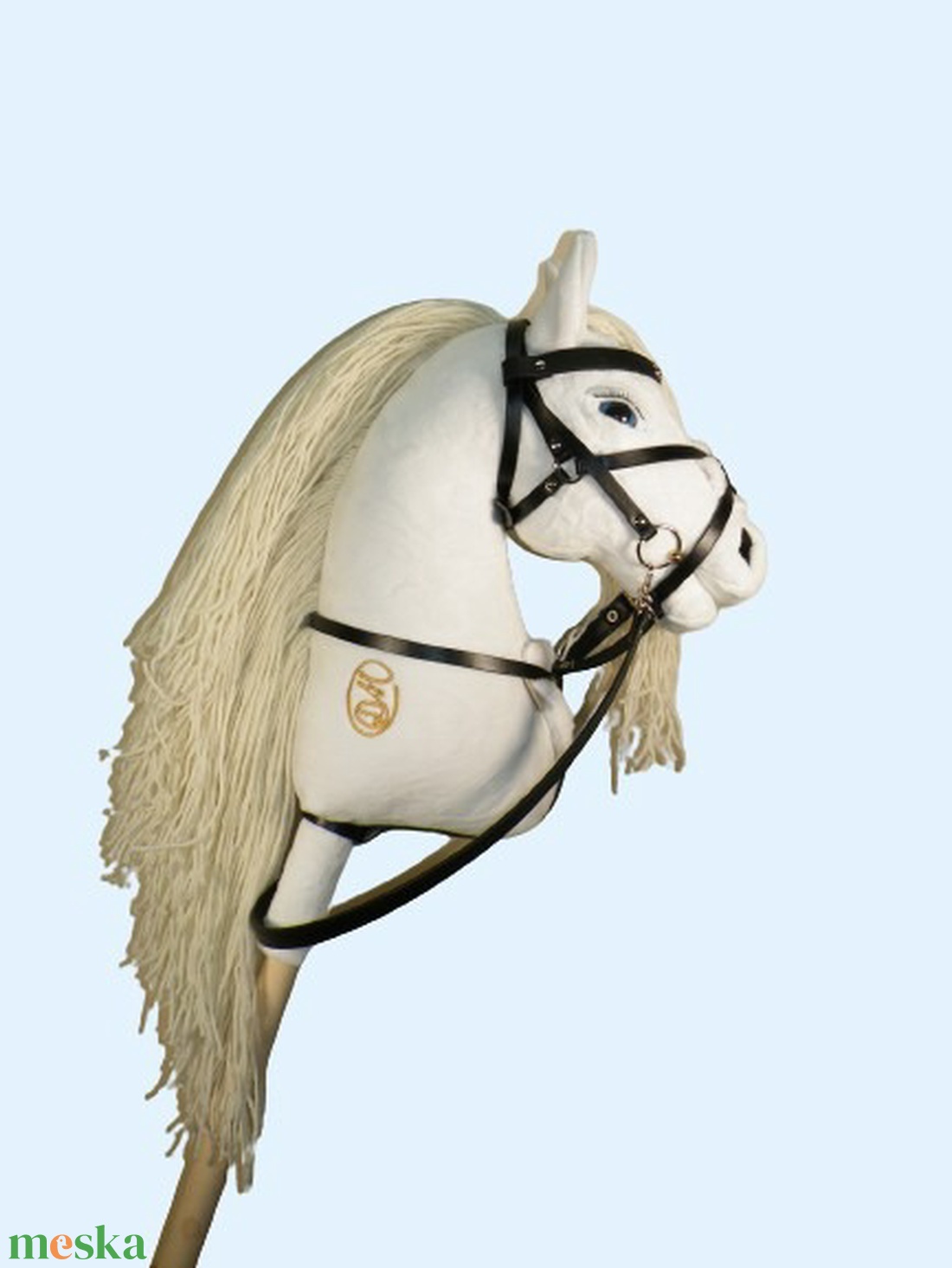 DorkaHorse seprűnyél ló, fehér színben, kantárral, martingállal, és szárral. - játék & sport - plüssállat & játékfigura - ló - Meska.hu DorkaHorse seprűnyél ló, fehér színben, kantárral, martingállal, és szárral. - játék & sport - plüssállat & játékfigura - ló - Meska.hu