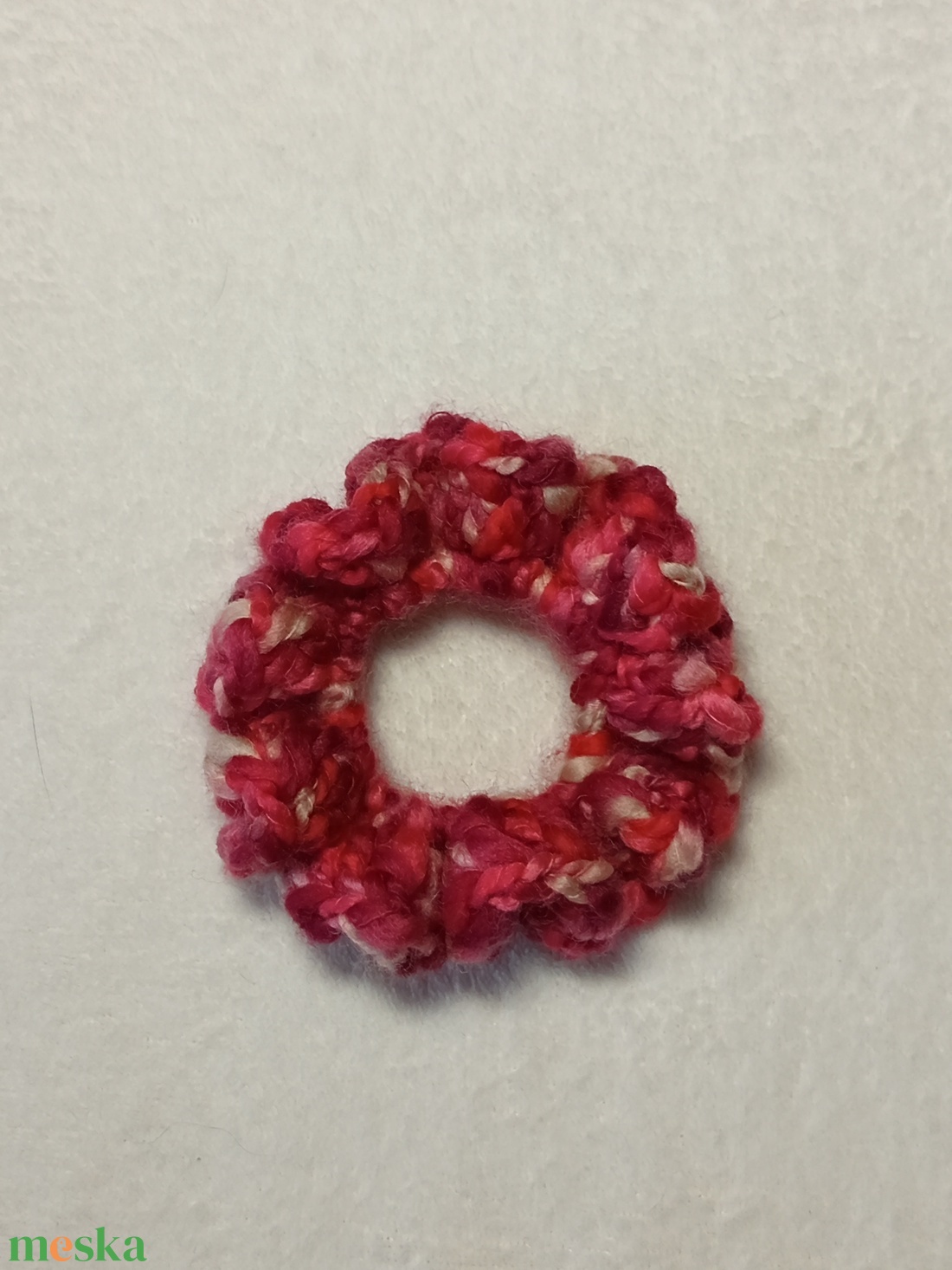 Horgolt pirosas scrunchie hajgumi  - ruha & divat - hajdísz & hajcsat - hajgumi - Meska.hu