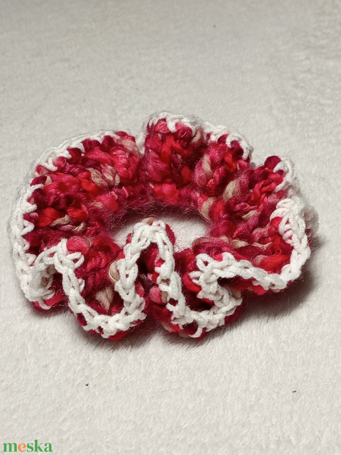 Horgolt fehér szélű piros hajgumi scrunchie  - ruha & divat - hajdísz & hajcsat - hajgumi - Meska.hu