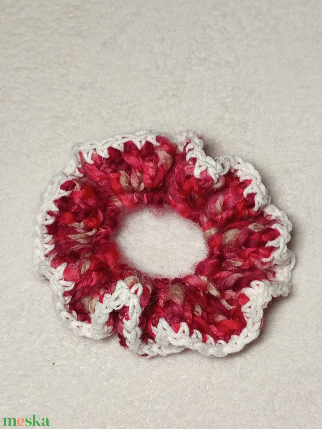 Horgolt fehér szélű piros hajgumi scrunchie  - ruha & divat - hajdísz & hajcsat - hajgumi - Meska.hu