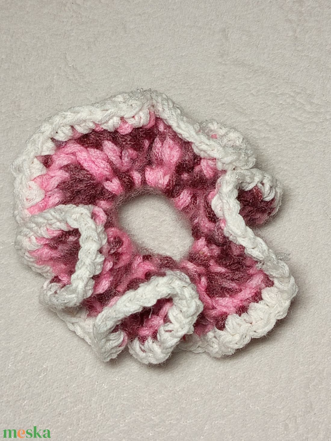 Horgolt fehér szélű rózsaszín hajgumi scrunchie  - ruha & divat - hajdísz & hajcsat - hajgumi - Meska.hu