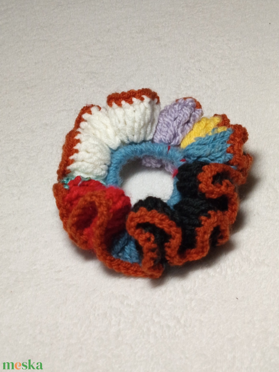 Horgolt barna szélű színes hajgumi scrunchie  - ruha & divat - hajdísz & hajcsat - hajgumi - Meska.hu
