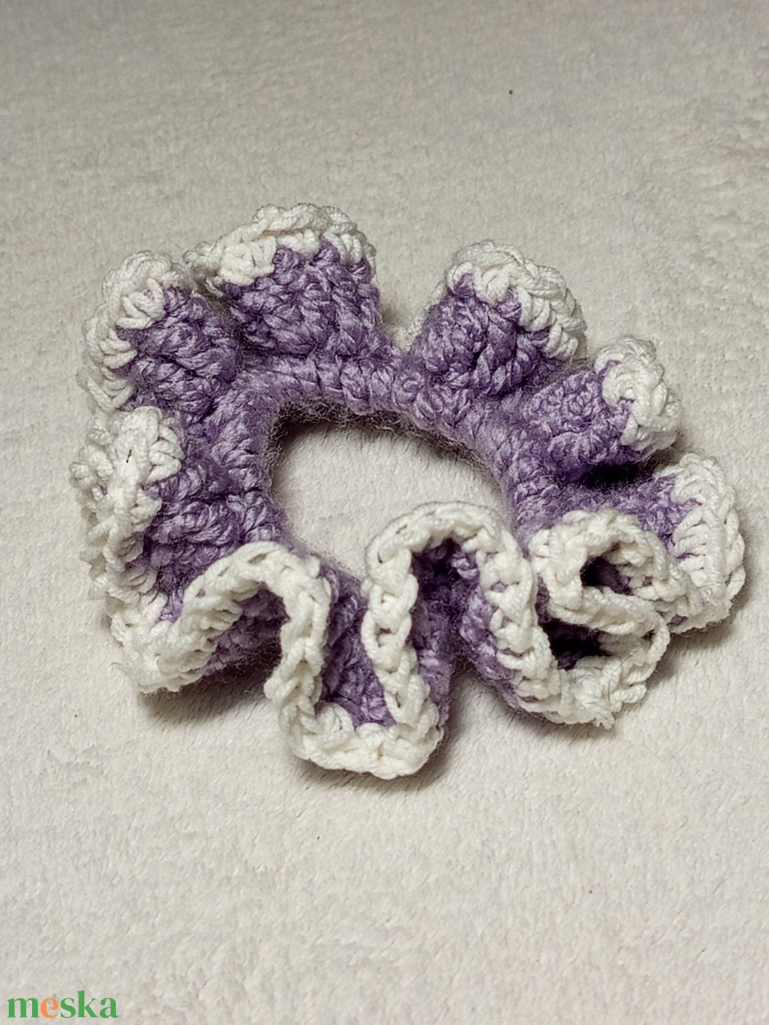 Horgolt fehér szélű lila hajgumi scrunchie  - ruha & divat - hajdísz & hajcsat - hajgumi - Meska.hu
