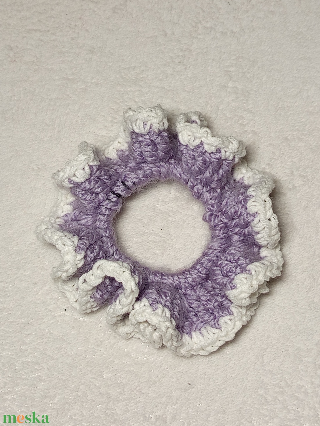 Horgolt fehér szélű lila hajgumi scrunchie  - ruha & divat - hajdísz & hajcsat - hajgumi - Meska.hu