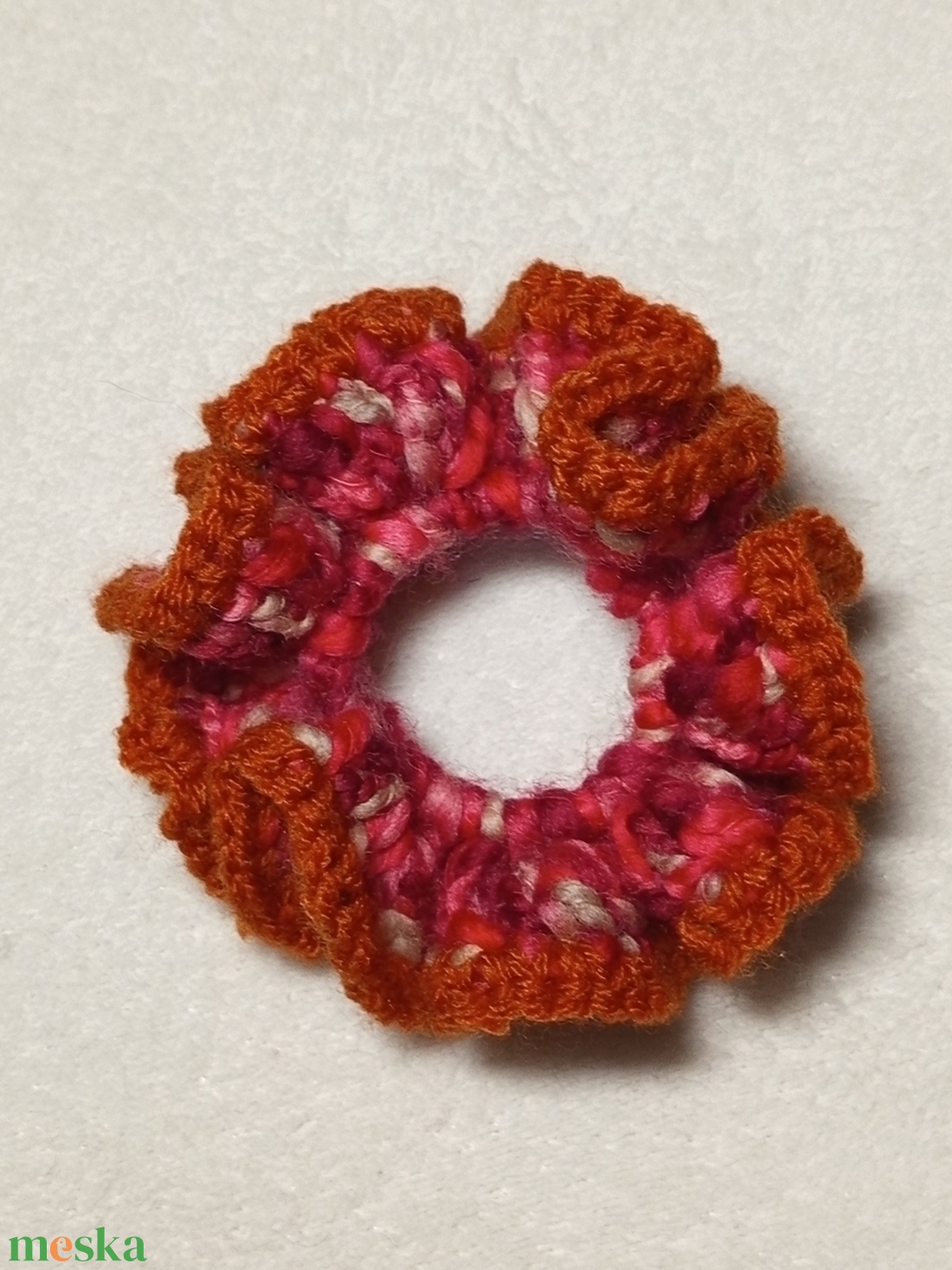 Horgolt barna szélű piros hajgumi scrunchie  - ruha & divat - hajdísz & hajcsat - hajgumi - Meska.hu