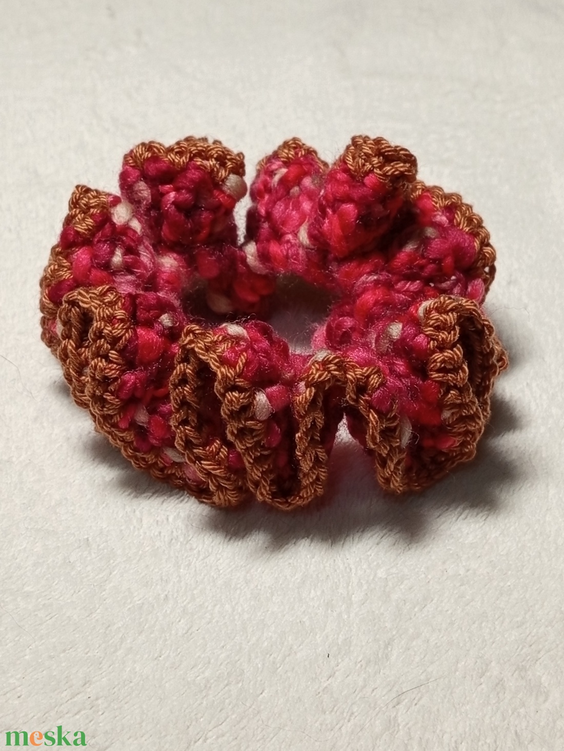 Horgolt barna szélű piros hajgumi scrunchie  - ruha & divat - hajdísz & hajcsat - hajgumi - Meska.hu