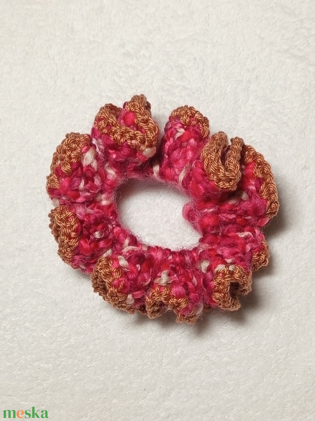 Horgolt barna szélű piros hajgumi scrunchie  - ruha & divat - hajdísz & hajcsat - hajgumi - Meska.hu