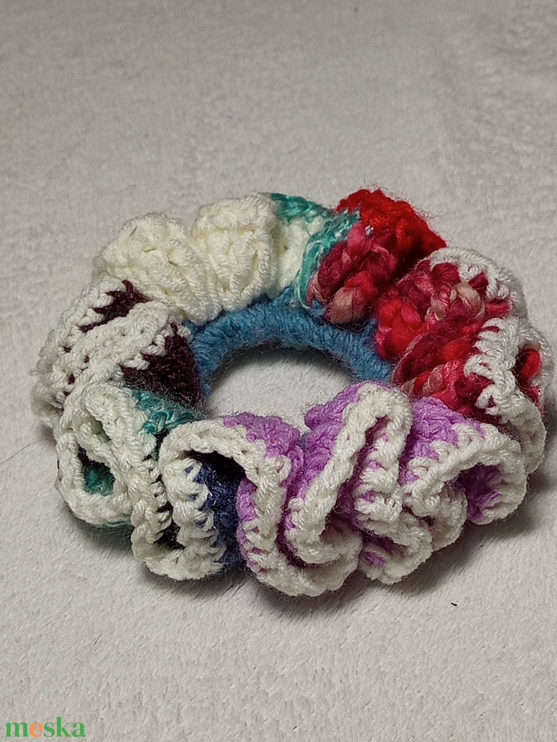Horgolt fehér szélű színes hajgumi scrunchie  - ruha & divat - hajdísz & hajcsat - hajgumi - Meska.hu
