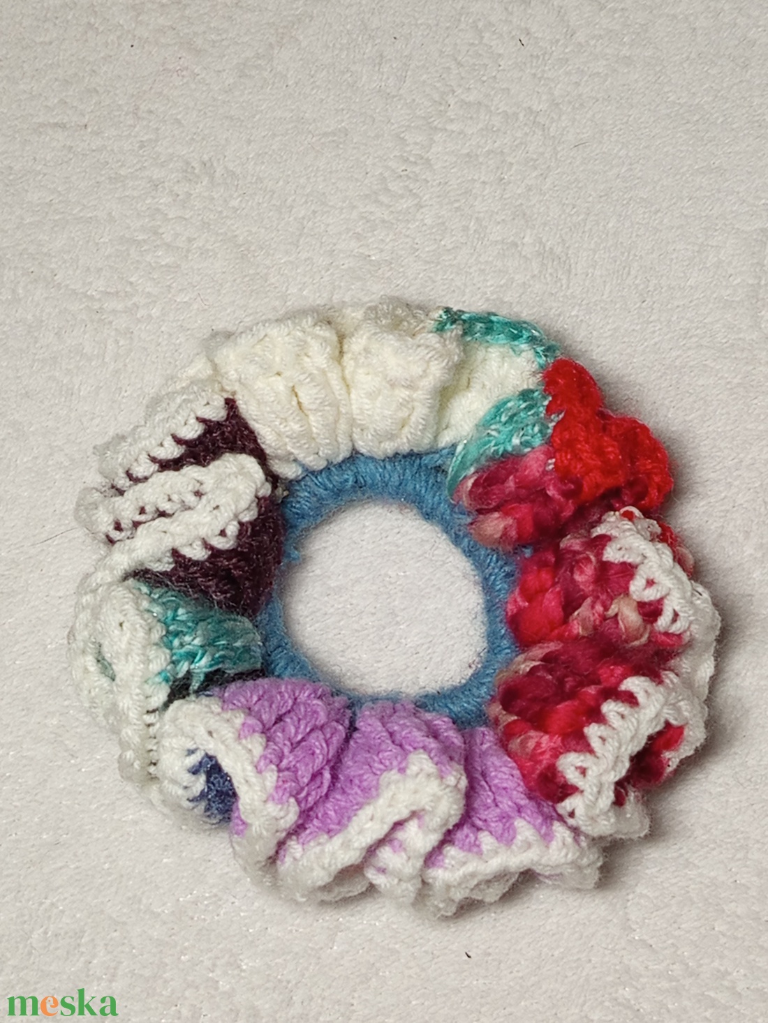 Horgolt fehér szélű színes hajgumi scrunchie  - ruha & divat - hajdísz & hajcsat - hajgumi - Meska.hu
