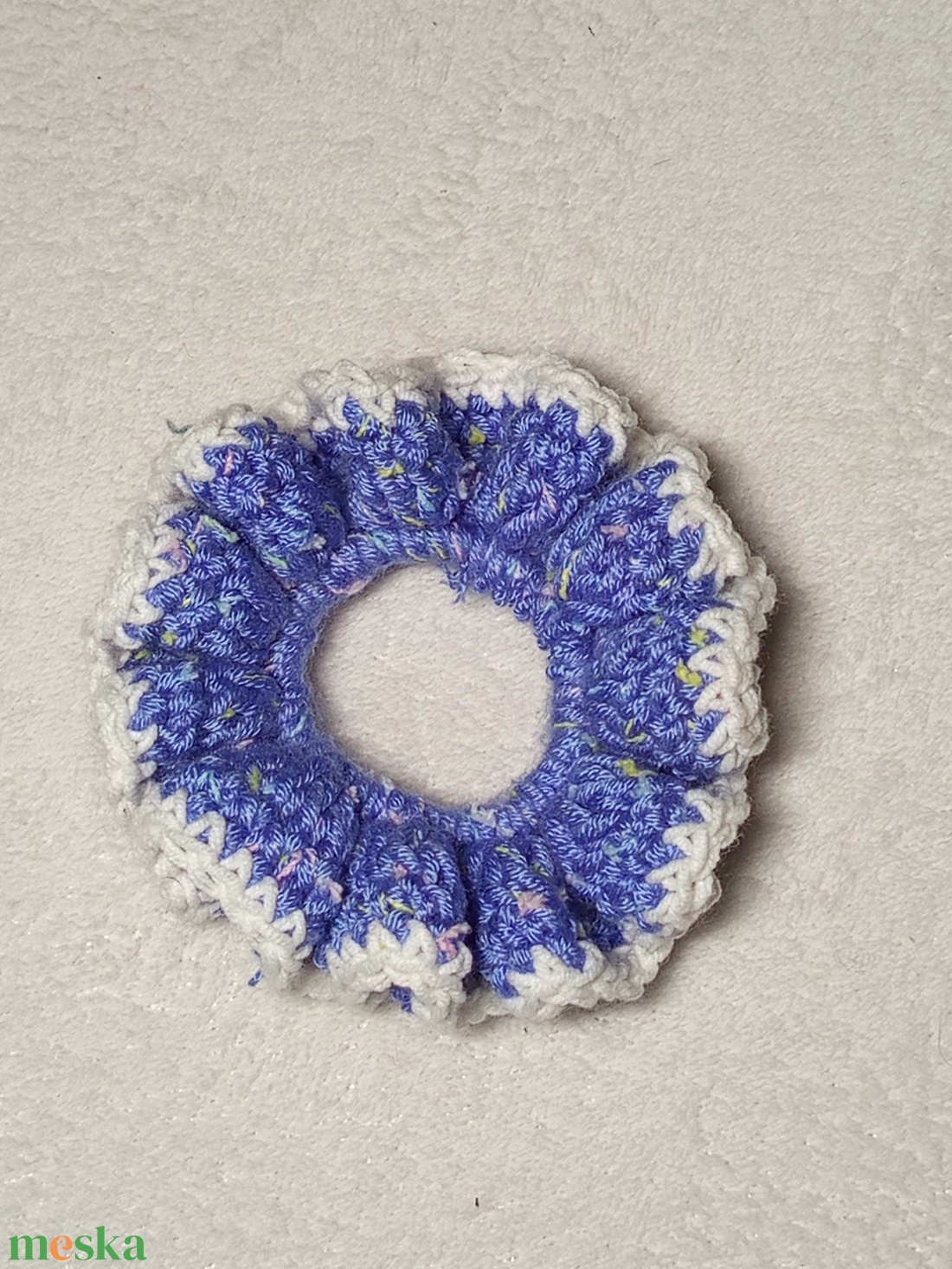 Horgolt fehér szélű kék hajgumi scrunchie  - ruha & divat - hajdísz & hajcsat - hajgumi - Meska.hu