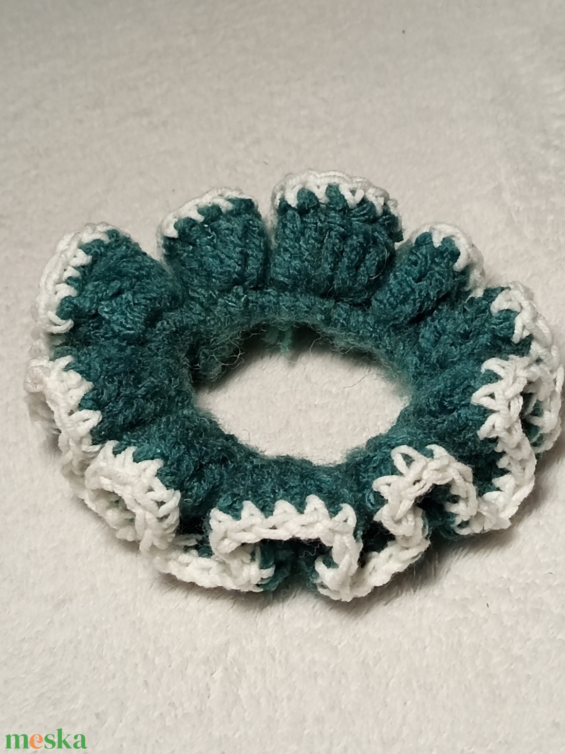 Horgolt fehér szélű sötét zöld hajgumi scrunchie  - ruha & divat - hajdísz & hajcsat - hajgumi - Meska.hu