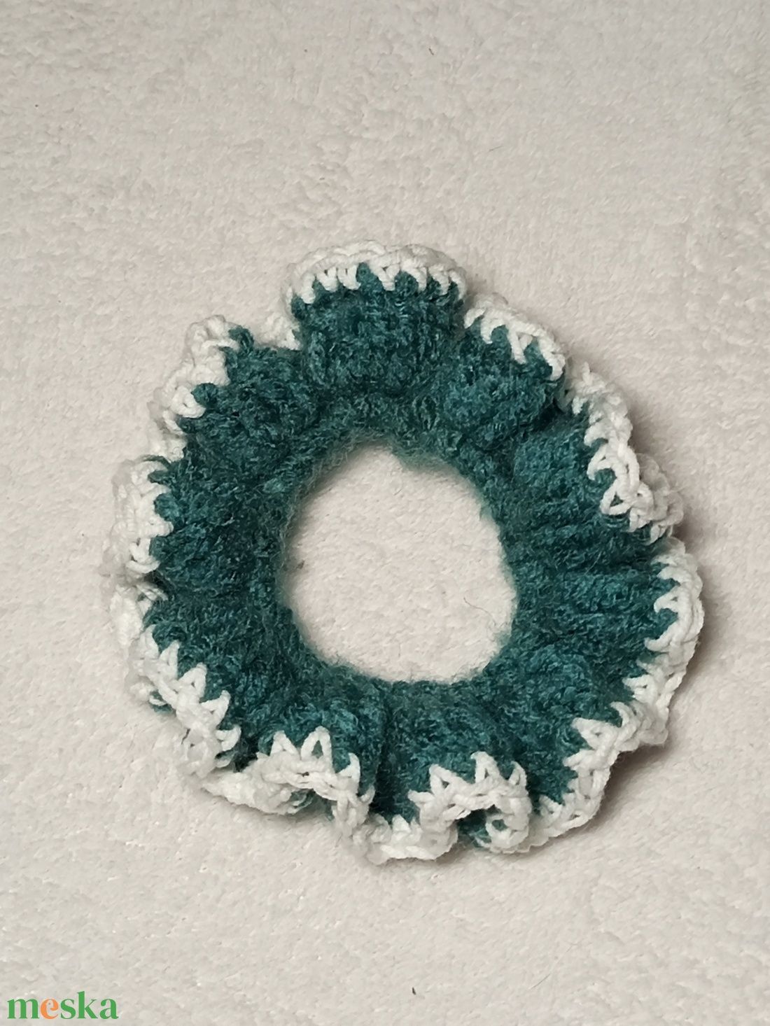 Horgolt fehér szélű sötét zöld hajgumi scrunchie  - ruha & divat - hajdísz & hajcsat - hajgumi - Meska.hu