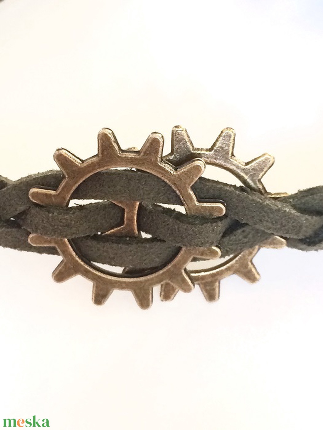 Steampunk karkötő zöld fonott bőrrel, 2 fogaskerékkel - ékszer - karkötő - fonott karkötő - Meska.hu