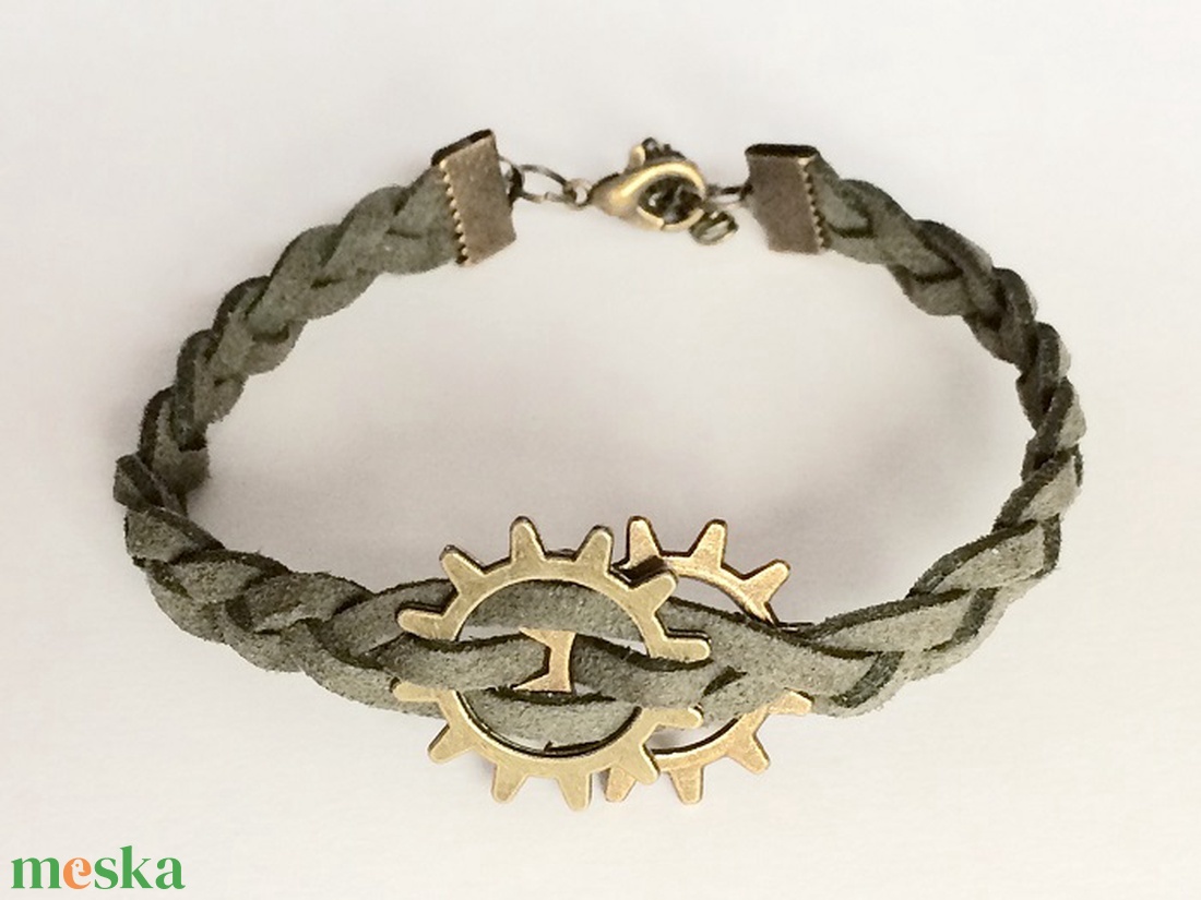 Steampunk karkötő zöld fonott bőrrel, 2 fogaskerékkel - ékszer - karkötő - fonott karkötő - Meska.hu