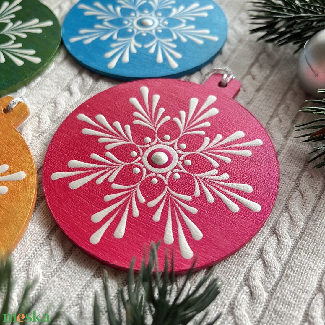 Színes mandala karácsonyfadísz szett  4 db, kézzel festett, gyöngyház fehér mintázattal - karácsony - karácsonyi lakásdekoráció - karácsonyfadíszek - Meska.hu