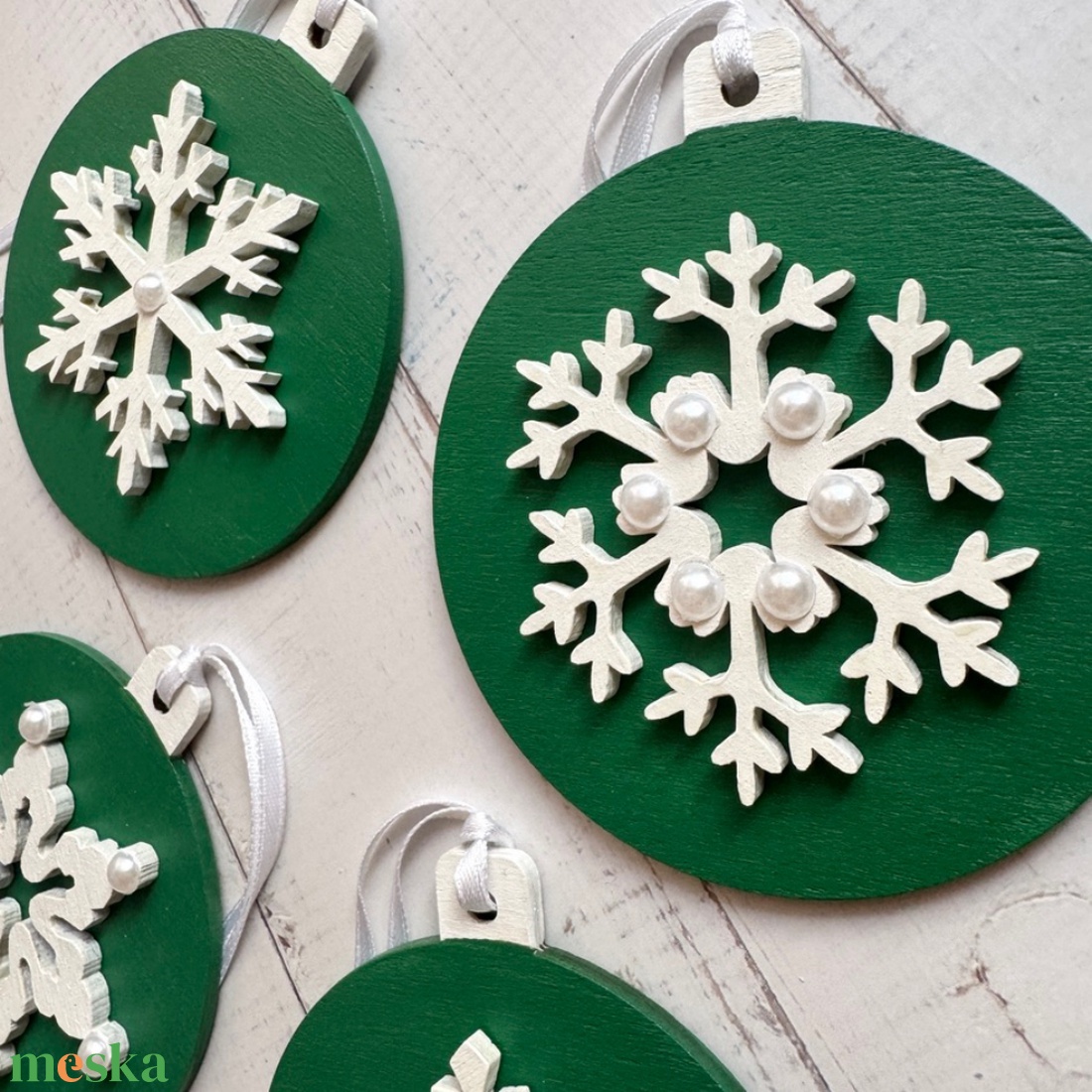 Zöld karácsonyi fa hópehely dísz szett kézzel festett, elegáns dekoráció - karácsony - karácsonyi lakásdekoráció - karácsonyfadíszek - Meska.hu Zöld karácsonyi fa hópehely dísz szett kézzel festett, elegáns dekoráció - karácsony - karácsonyi lakásdekoráció - karácsonyfadíszek - Meska.hu