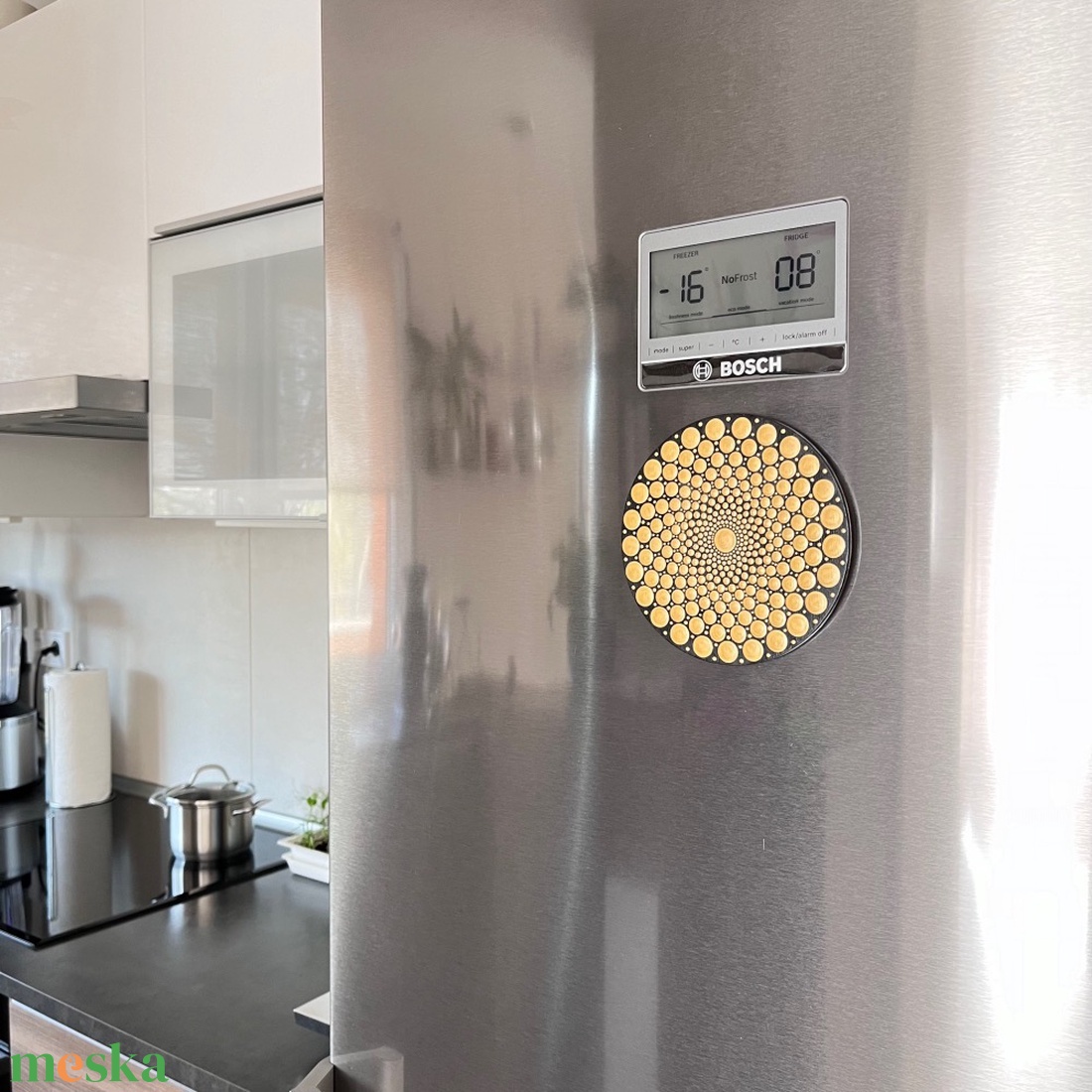 Arany Mandala Hűtőmágnes (13,5 cm)  Kézzel Pontozott, Fekete Alapú Fa Dekoráció - otthon & életmód - konyhafelszerelés, tálalás - konyhai dekoráció - hűtőmágnes - Meska.hu