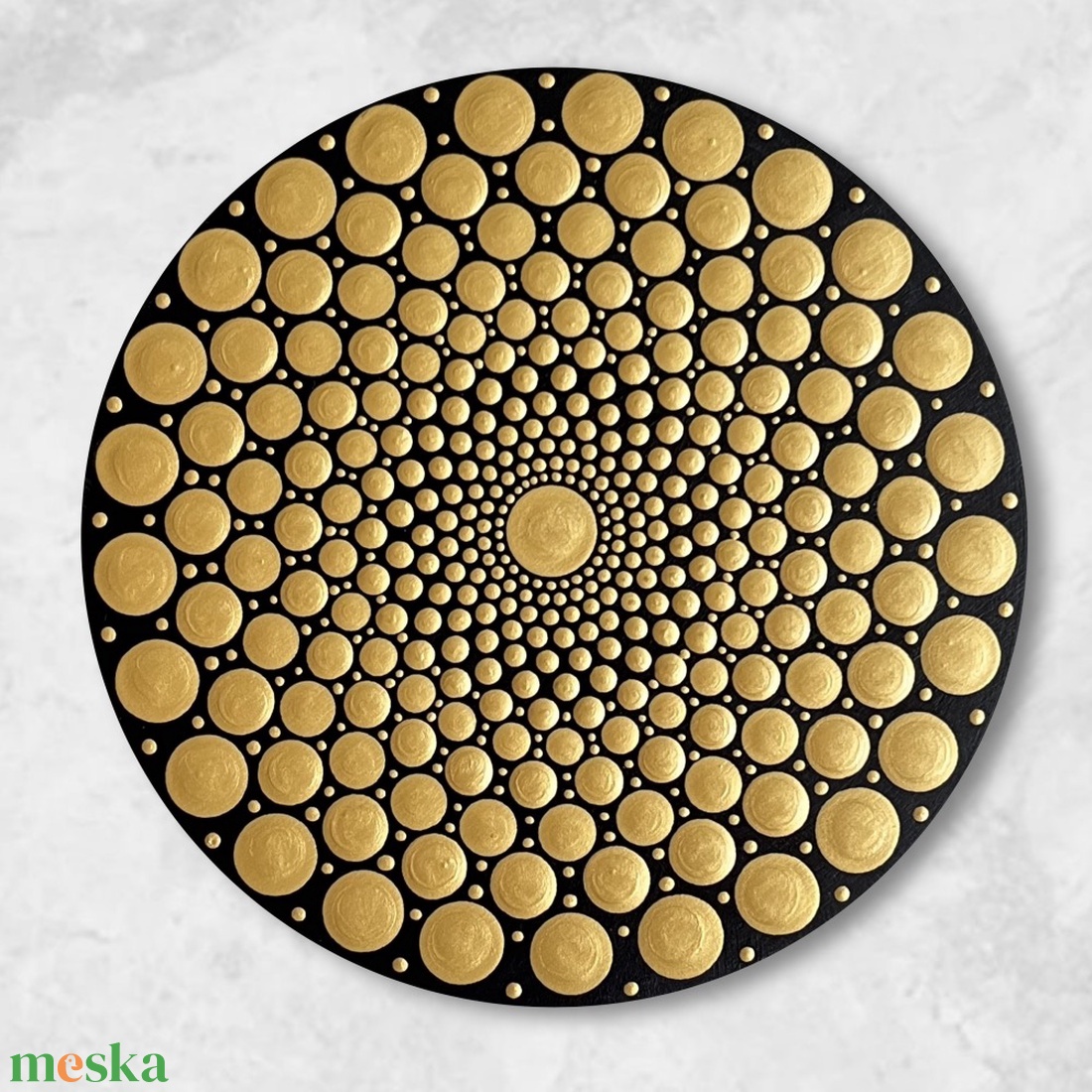 Arany Mandala Hűtőmágnes (13,5 cm)  Kézzel Pontozott, Fekete Alapú Fa Dekoráció - otthon & életmód - konyhafelszerelés, tálalás - konyhai dekoráció - hűtőmágnes - Meska.hu