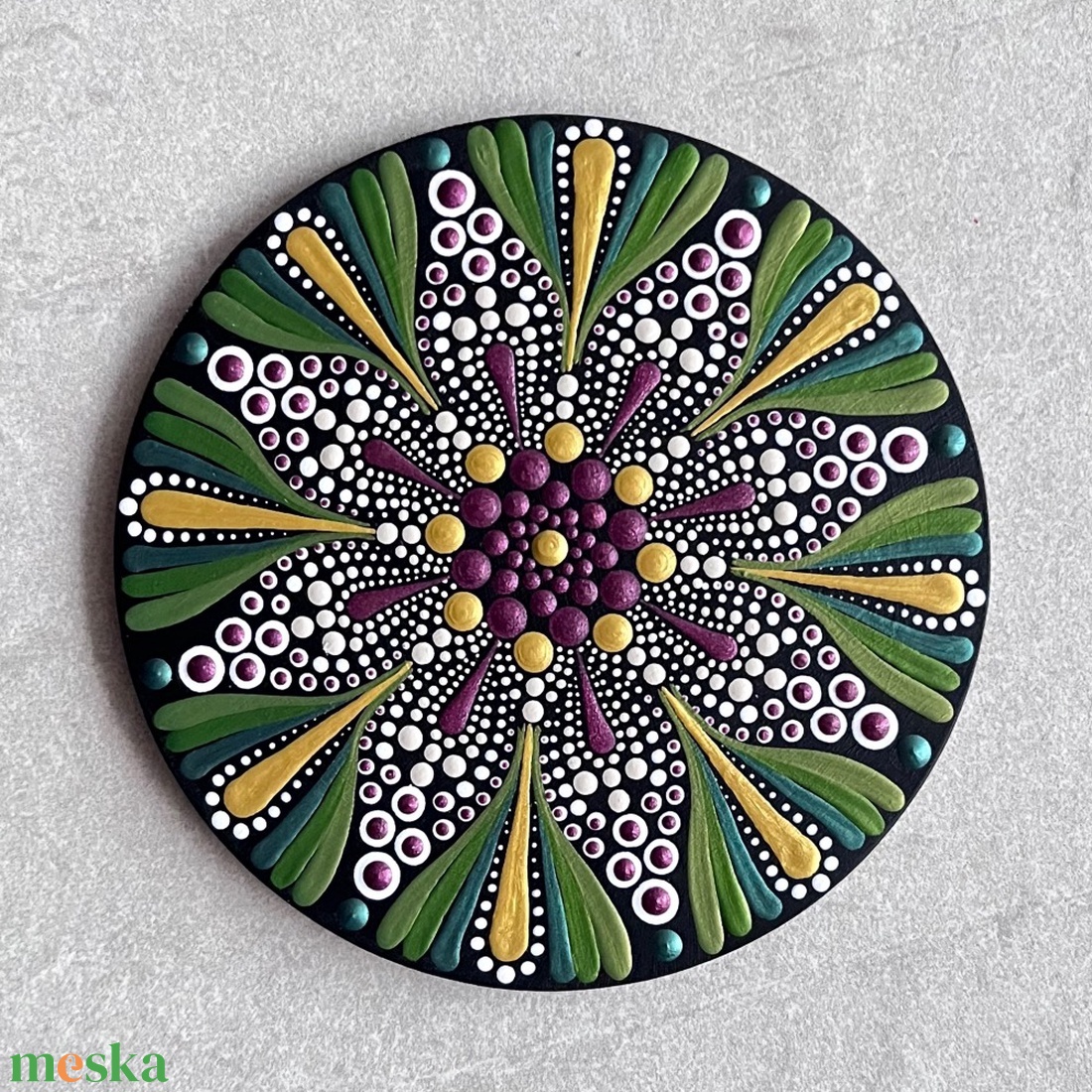 Karácsonyi mandala hűtőmágnes (13,5 cm) � metálzöld, aranylila � Kézzel festett egyedi dísz - karácsony - karácsonyi lakásdekoráció - karácsonyi lakásdíszek - Meska.hu