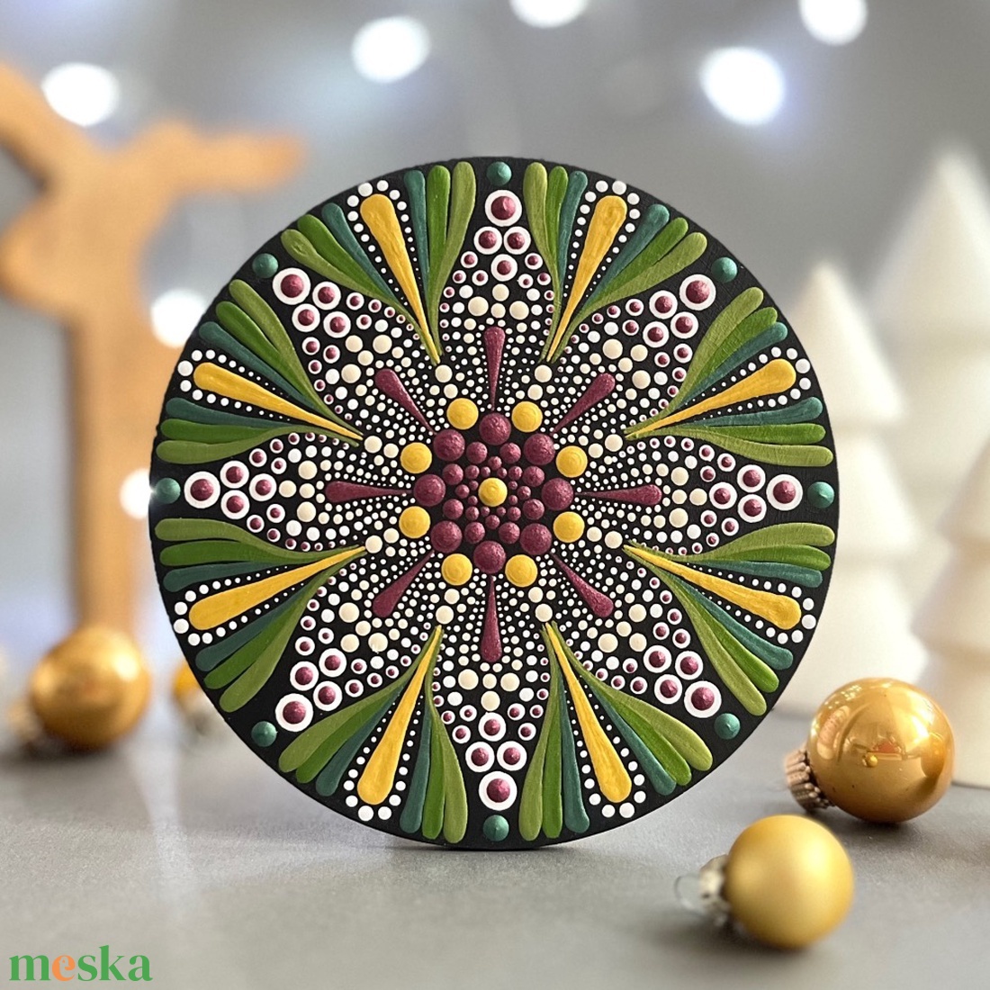 Karácsonyi mandala hűtőmágnes (13,5 cm) � metálzöld, aranylila � Kézzel festett egyedi dísz - karácsony - karácsonyi lakásdekoráció - karácsonyi lakásdíszek - Meska.hu