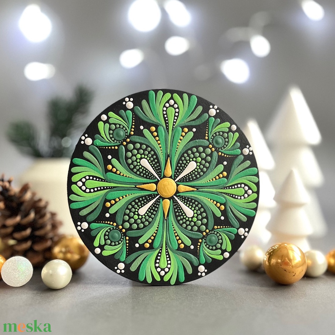 Zöld arany karácsonyi mandala hűtőmágnes (13,5 cm)  Ünnepi, kézzel festett dísz - karácsony - karácsonyi lakásdekoráció - karácsonyi lakásdíszek - Meska.hu