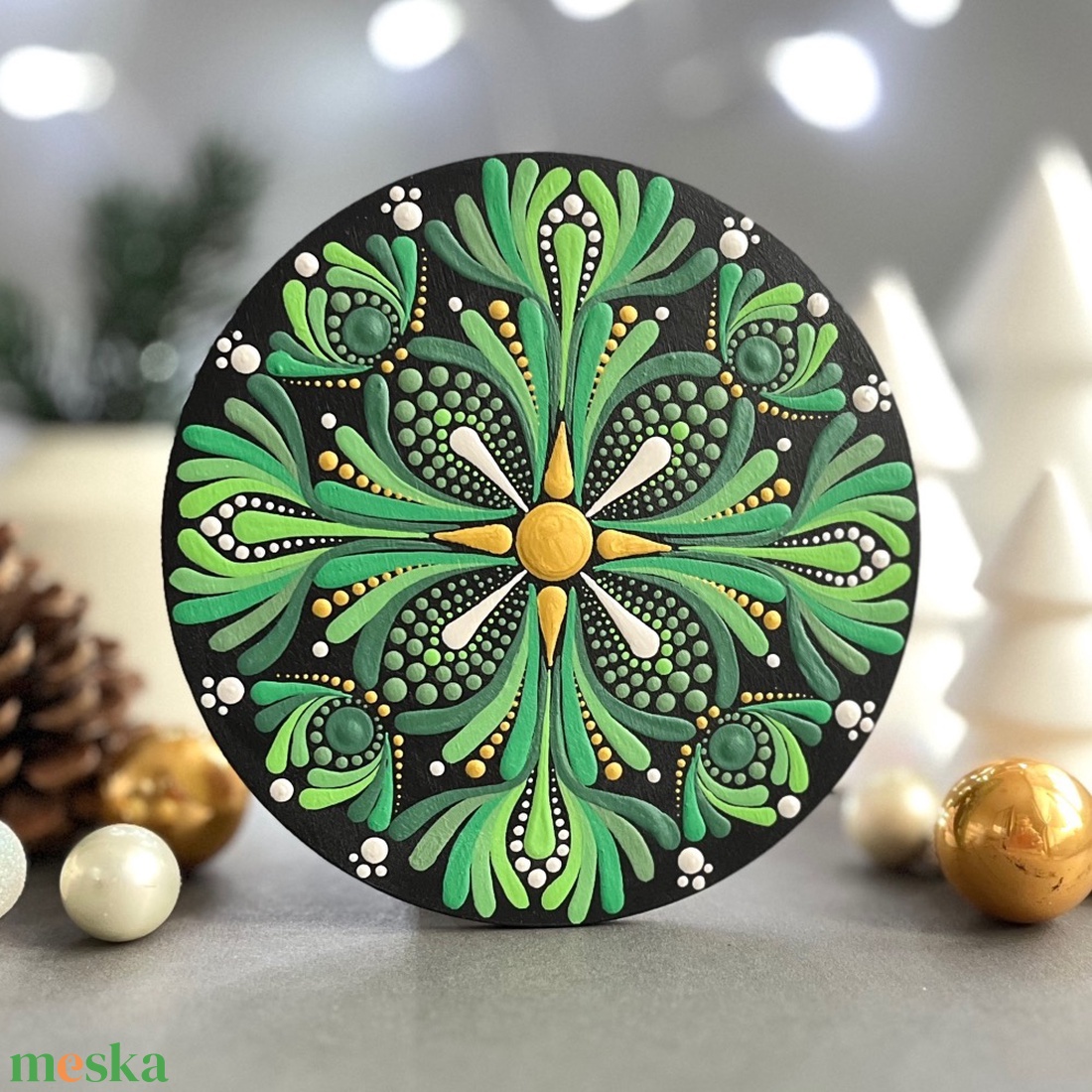 Zöld arany karácsonyi mandala hűtőmágnes (13,5 cm)  Ünnepi, kézzel festett dísz - karácsony - karácsonyi lakásdekoráció - karácsonyi lakásdíszek - Meska.hu