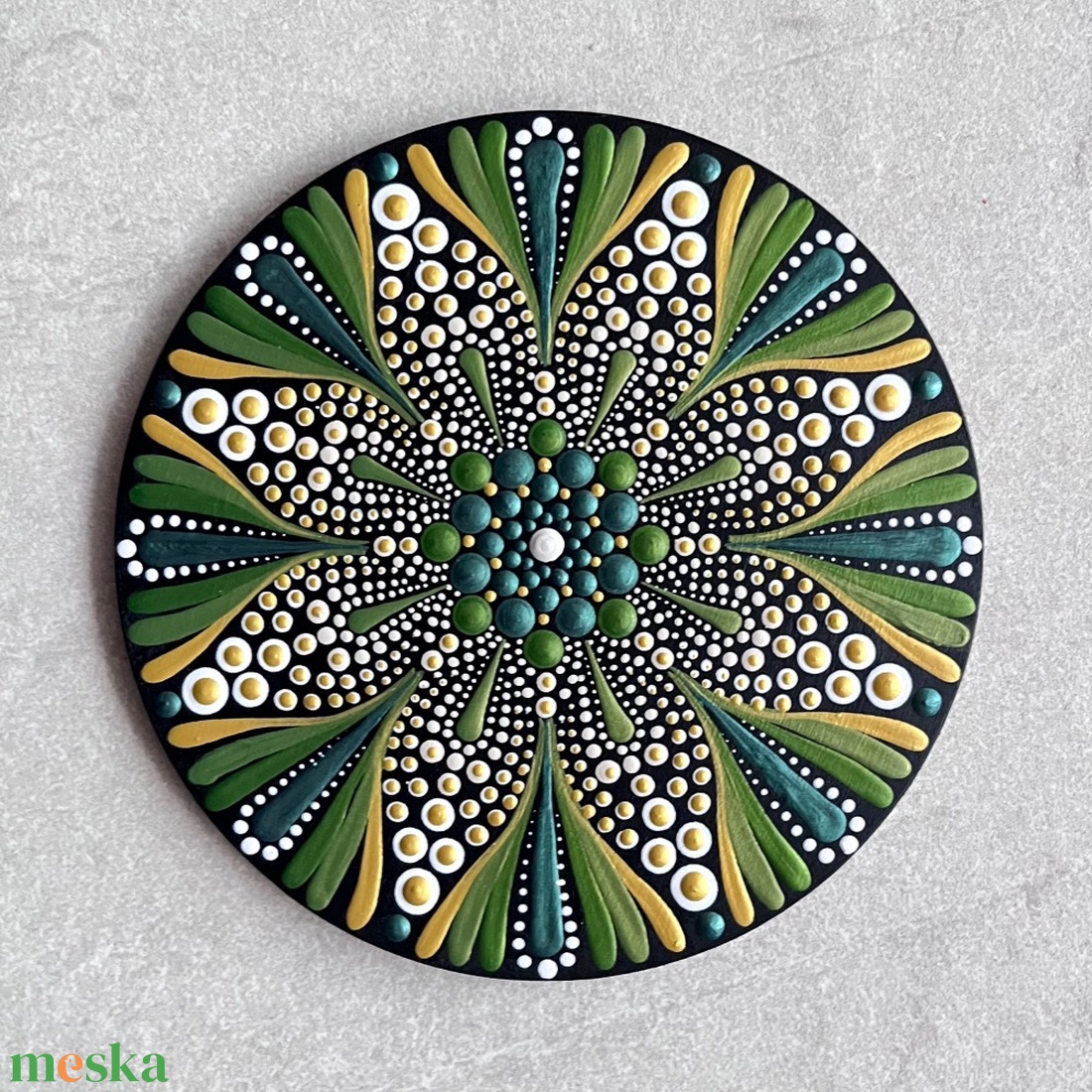 Aranyló zöld és arany mandala hűtőmágnes (13,5 cm) � Elegáns kézzel festett dísz - karácsony - karácsonyi lakásdekoráció - karácsonyi lakásdíszek - Meska.hu
