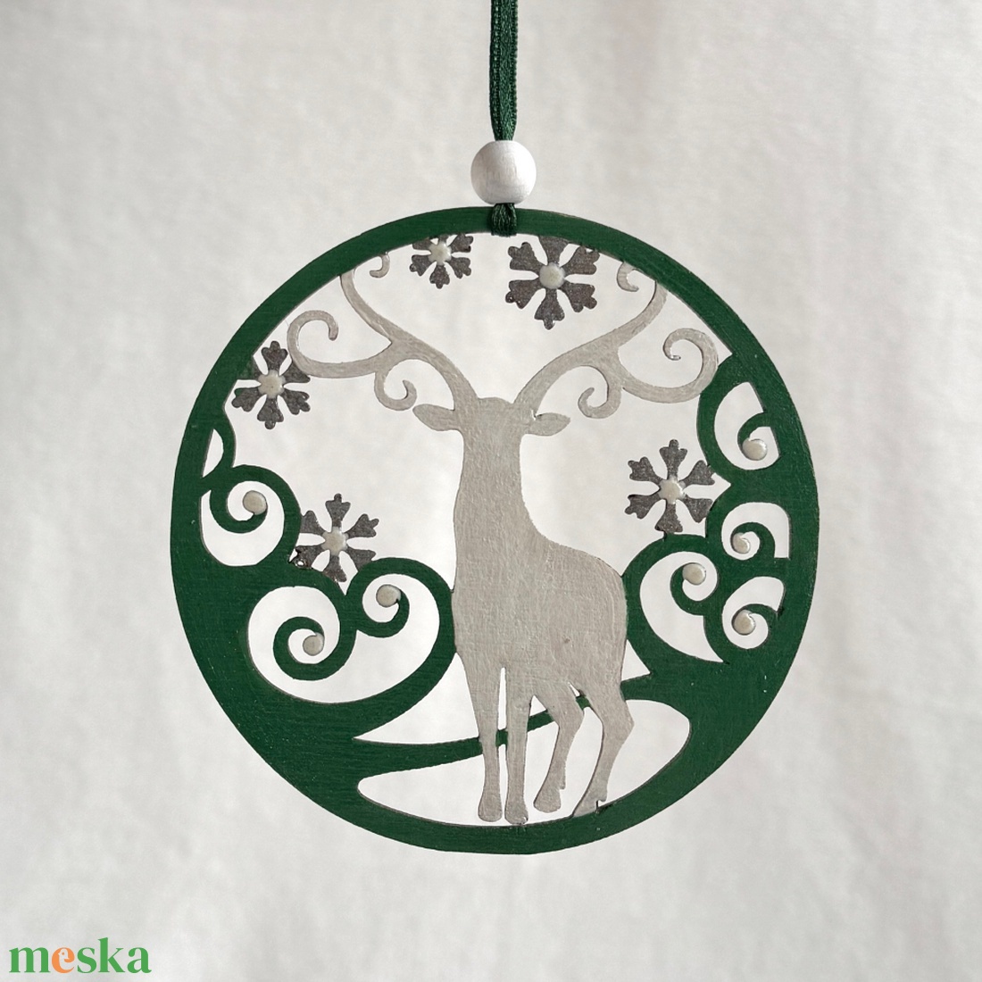 Téli szarvas gyöngyház fehér és zöld kézzel festett karácsonyfadísz - karácsony - karácsonyi lakásdekoráció - karácsonyfadíszek - Meska.hu