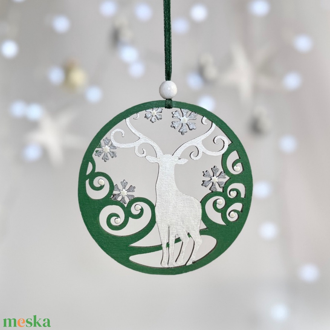 Téli szarvas gyöngyház fehér és zöld kézzel festett karácsonyfadísz - karácsony - karácsonyi lakásdekoráció - karácsonyfadíszek - Meska.hu