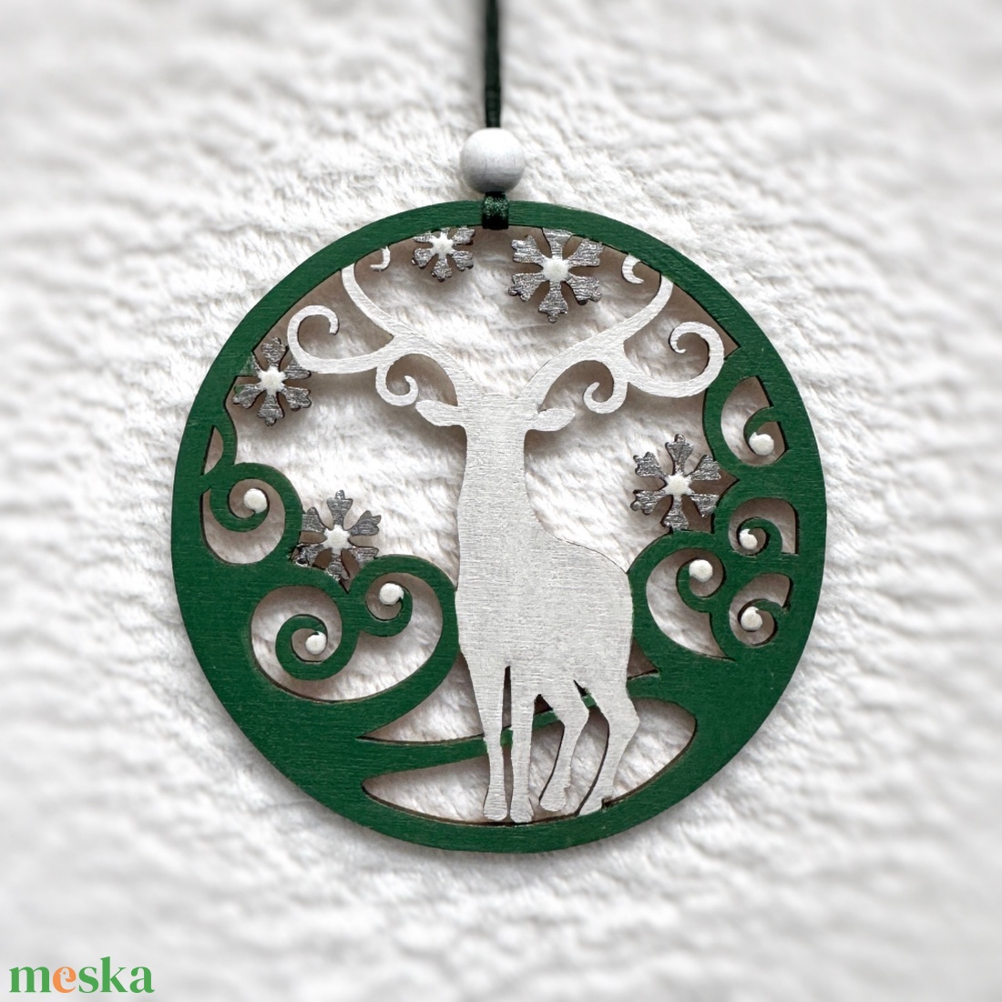 Téli szarvas gyöngyház fehér és zöld kézzel festett karácsonyfadísz - karácsony - karácsonyi lakásdekoráció - karácsonyfadíszek - Meska.hu