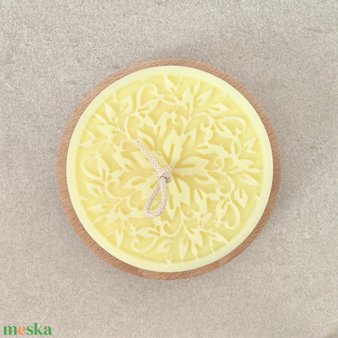 Kézműves gyertya fa tálkában, sárga szójaviasz dekoráció virág / falevél mintával - otthon & életmód - gyertya, illat, aroma - gyertya - Meska.hu