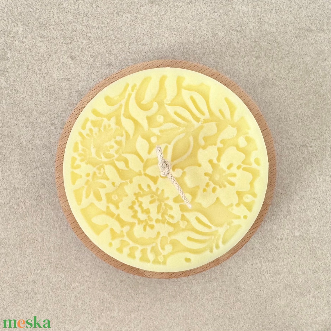 Kézműves gyertya fa tálkában, sárga szójaviasz dekoráció virág / falevél mintával - otthon & életmód - gyertya, illat, aroma - gyertya - Meska.hu