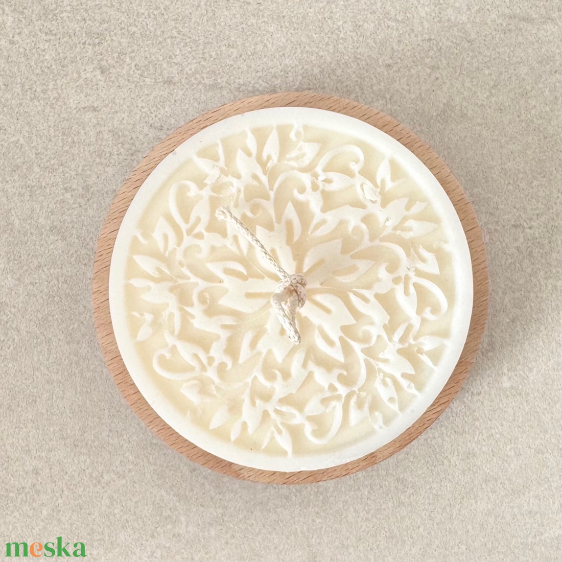 Kézműves gyertya fa tálkában, törtfehér szójaviasz dekoráció virág / falevél mintával - otthon & életmód - gyertya, illat, aroma - gyertya - Meska.hu
