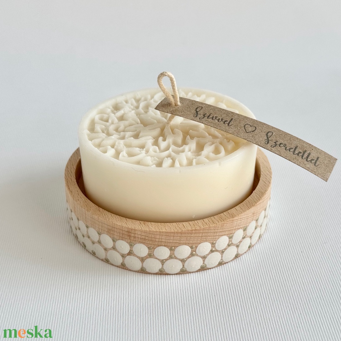Kézműves gyertya fa tálkában, törtfehér szójaviasz dekoráció virág / falevél mintával - otthon & életmód - gyertya, illat, aroma - gyertya - Meska.hu