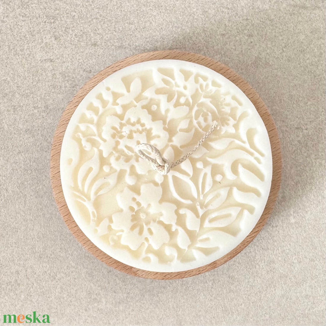 Kézműves gyertya fa tálkában, törtfehér szójaviasz dekoráció virág / falevél mintával - otthon & életmód - gyertya, illat, aroma - gyertya - Meska.hu