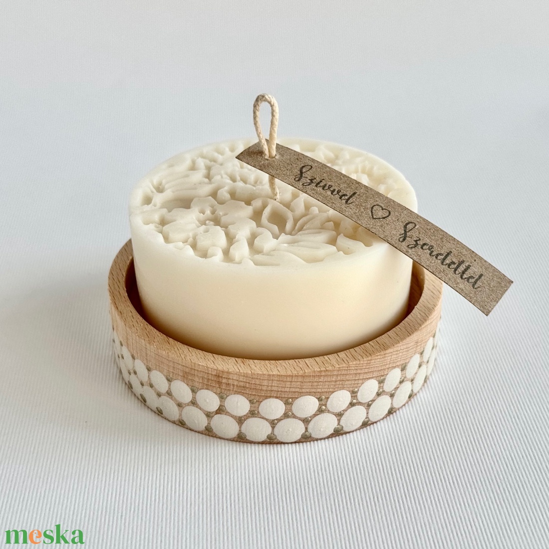 Kézműves gyertya fa tálkában, törtfehér szójaviasz dekoráció virág / falevél mintával - otthon & életmód - gyertya, illat, aroma - gyertya - Meska.hu
